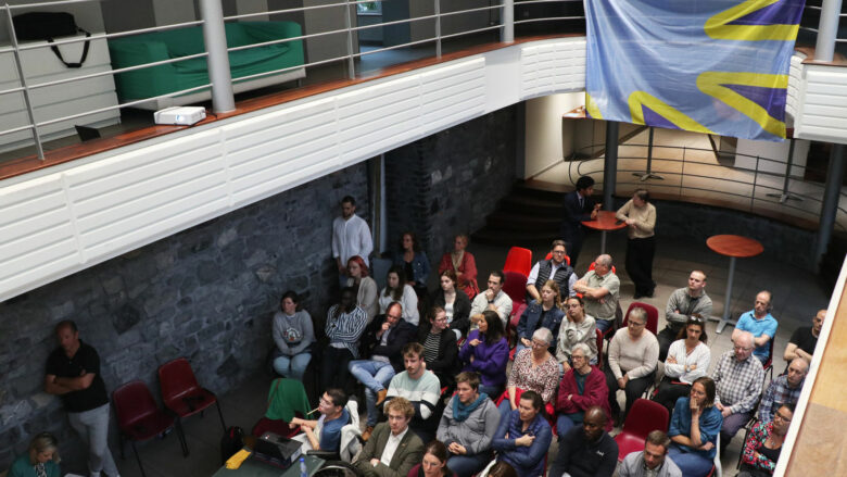 Table-ronde-drapeau sourd + public